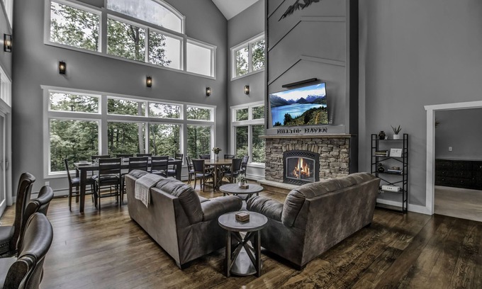 Salamanca House | Hilltop Haven - ENJOY EVL!