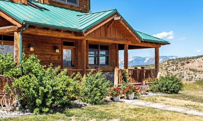 Silt House | Hilltop haven with 360º views, hot tub, fireplace