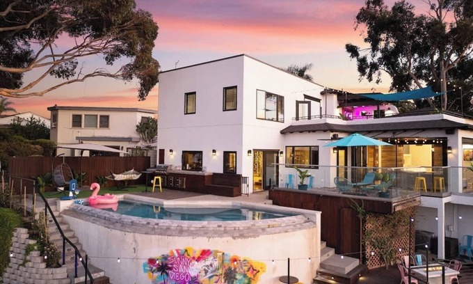 University Heights House | Hilltop Haven with Infinity Pool