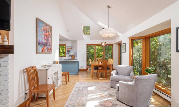 Grantham House | Hilltop Hideaway- Gorgeous Fall foliage, 4 bed, 3 ba; EV charger: