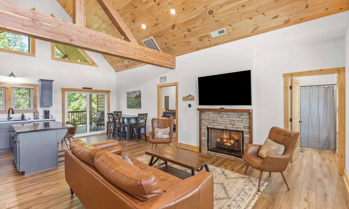 Rogers Cabin | Hilltop Hideaway-NaturalBridge2m/Modern/HotTub/New