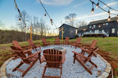 Roseland House | Hilltop Hideaway - Pool - Jacuzzi - Ping Pong - 12 guests - Fireplace - Mountain Views - Pets are allowed by request