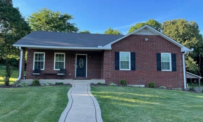 Ashland City House | Hilltop Hideaway w/Hot Tub Close to Nashville