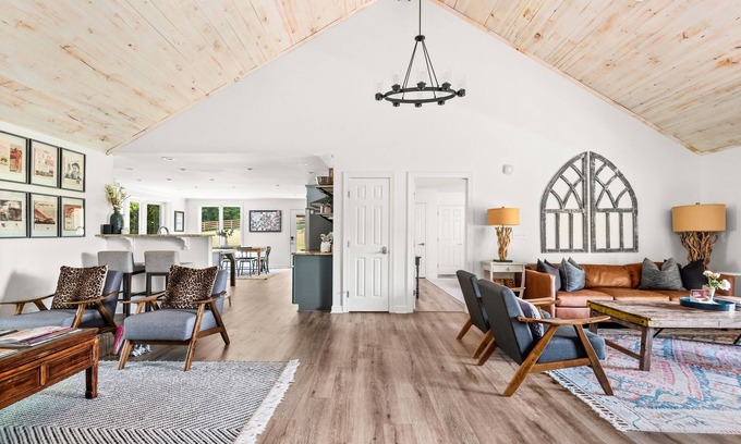 Franklin House | Hilltop Home on 12 Acres | Fire Pit | 4 King Beds | Family & Dog Friendly