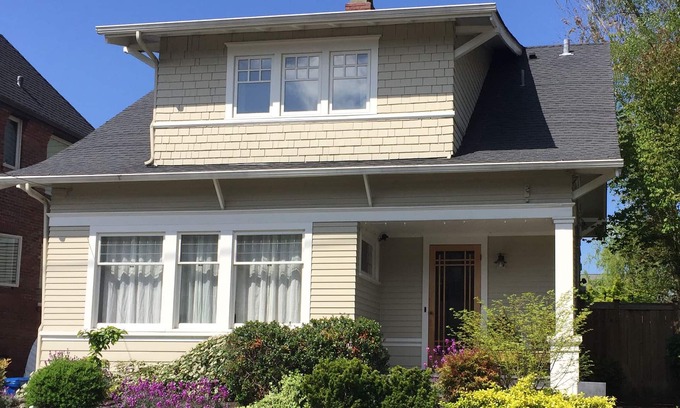 Queen Anne House | Hilltop House: Great Location, NEW Furniture!