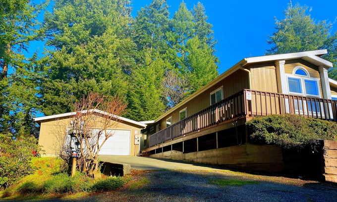 Lakeside House | Hilltop House Lakefront With Lakeviews