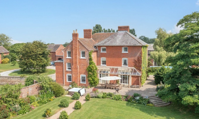 Tenbury Wells House | HILLTOP HOUSE, pet friendly, luxury holiday cottage in Tenbury Wells