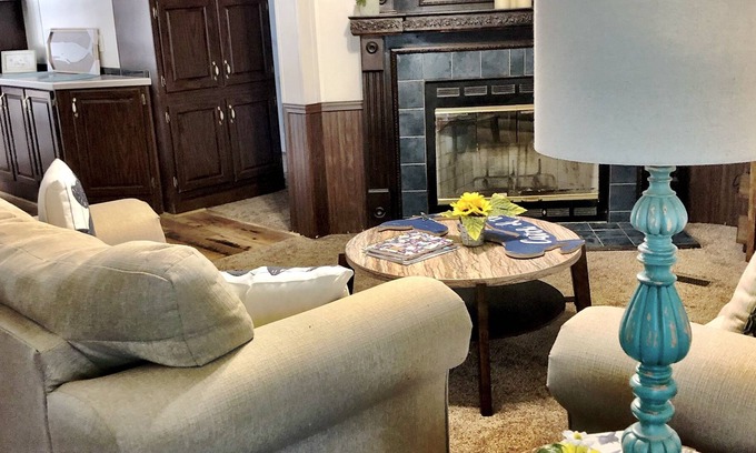 Wagoner House | Hilltop Lake Retreat