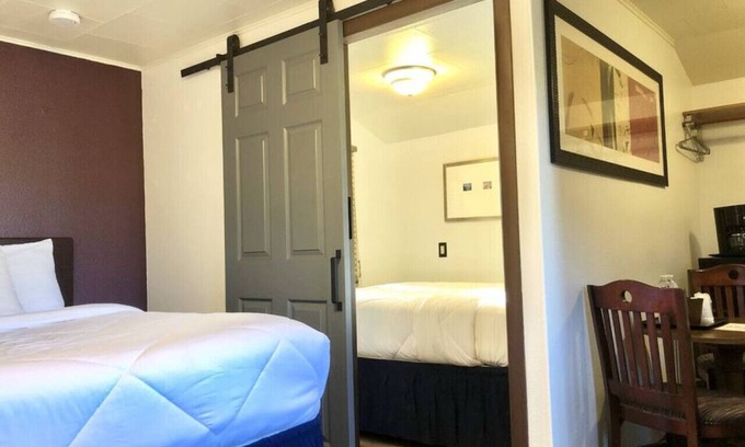 International Falls Cabin | Hilltop Lodge Standard Double - Room 108