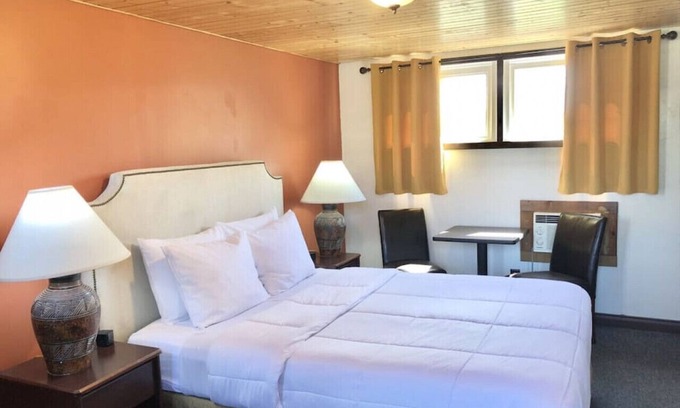 International Falls Cabin | Hilltop Lodge Standard Queen - Room 105