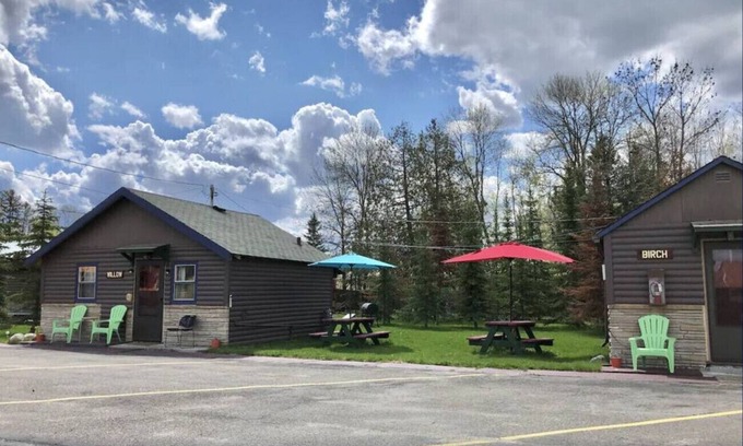 International Falls Cabin | Hilltop Lodge - Birch -Queen Cabin