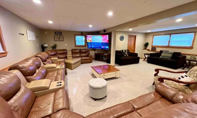 Lake Ariel House | HillTop Manor-Spacious 6BR+PS5+FirePit+Pool Table