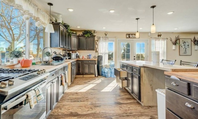 Calhan House | Hilltop Ranch Style Home with Gorgeous View for Big Groups, Retreats, Events OK