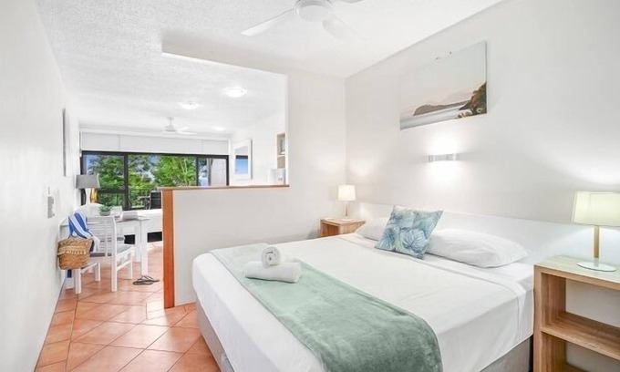 Trinity Beach Apartment | Hilltop Resort with Ocean Views