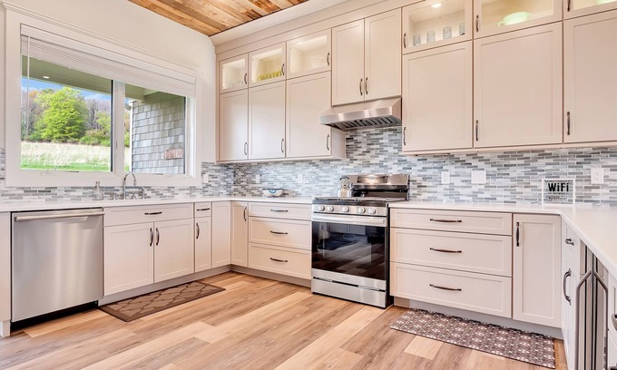 Fly Creek House | Hilltop Retreat - Modern home 5mi to Coop