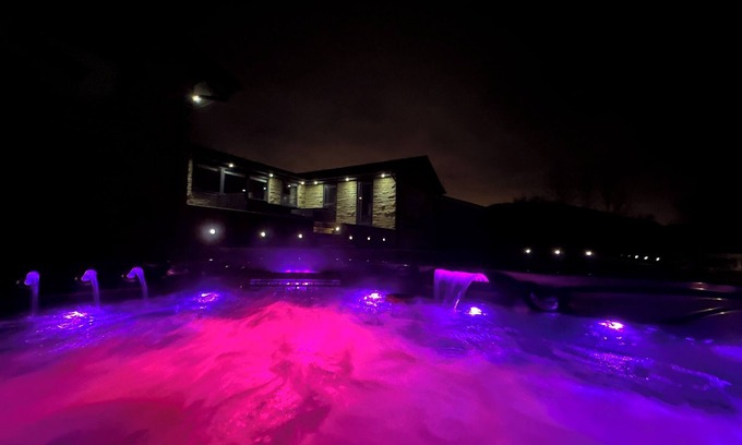 Harrogate House | Hilltop Retreat: Panoramic Views, Sunsets, Seclusion, Hot Tub, Fire Pit