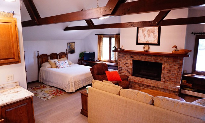 Dunlap Apartment | Hilltop Studio Apartment