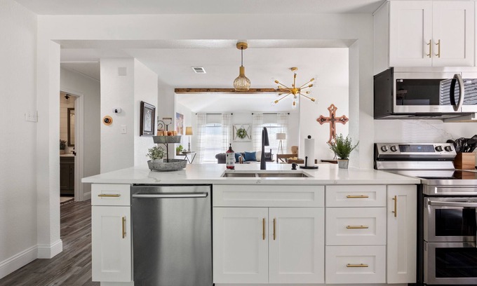 Euless House | Hilltop Texan- Texas Farmhouse Cottage in the heart of DFW