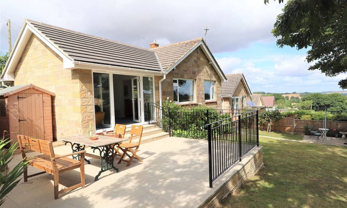 Ventnor Cottage | Hilltops - a bungalow that sleeps 4 guests in 2 bedrooms