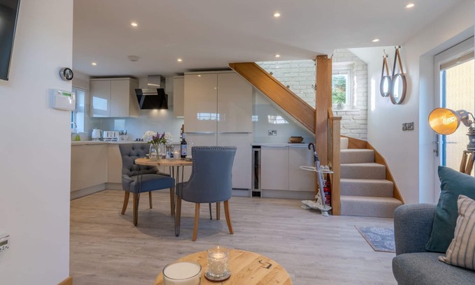 Gotherington Cottage | Hillview Hideaway - sleeps 2 guests in 1 bedroom