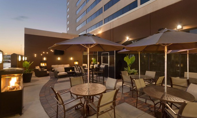 Oakbrook Terrace Hotel | Hilton Chicago/Oak Brook Suites