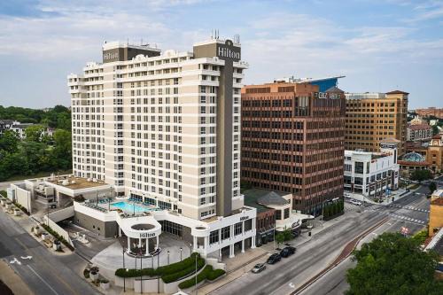Country Club Plaza Area Hotel | Hilton Kansas City Country Club Plaza