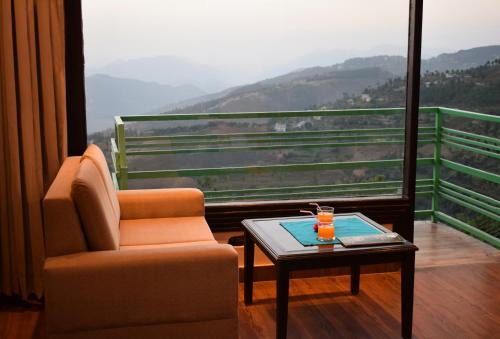 Shimla Hotel | Himalayan Mountain and Valley View - Garden with bonefire - Ample Parking - Luxury Balcony rooms -by Aachman Stays! Mashobra