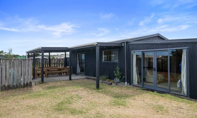 Himatangi Beach House | Himatangi Kiwi Bach - Himatangi Beach Holiday Home