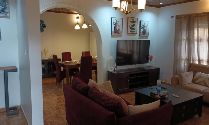 Waterloo House | HIMMA'S 3-bedroom Luxury Family House with strong WIFI.