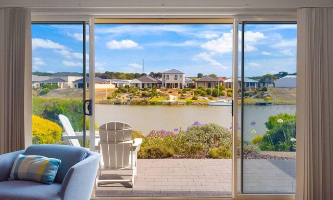 Nangkita House | Hindmarsh Island - Pelicans on Parade