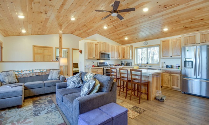Hines Cabin | Hines Vacation Rental w/Grill: Walk to Lake!