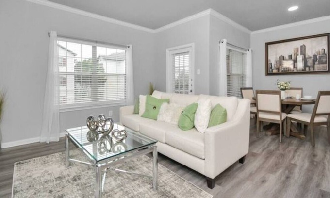 Central Southwest Apartment | Hint of Green 1/1 Near Medical Center Gym Pool