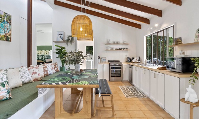 Eumundi House | Hinterland 3-Bed Retreat with Outdoor Dining & BBQ