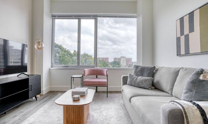 Alexandria West Apartment | Hip Alexandria West 1BR w/Gym & W/D, nr Metro, by Blueground