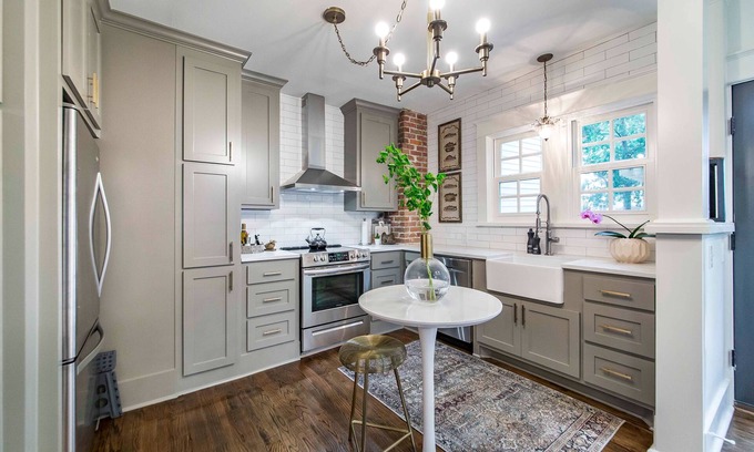 Conway House | Hip and Historic Home Awaits You! Stroll downtown/Steps away from UCA and CBC