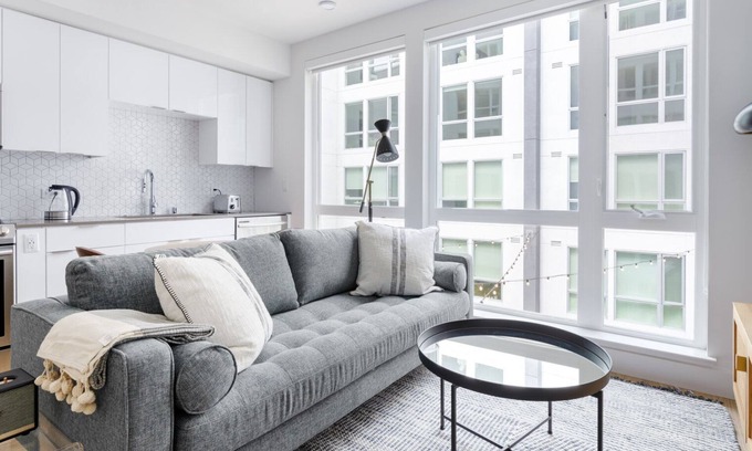 Lakeside Apartment | Hip Oakland Studio w/AC, W/D, Gym, Coworking, near BART, by Blueground