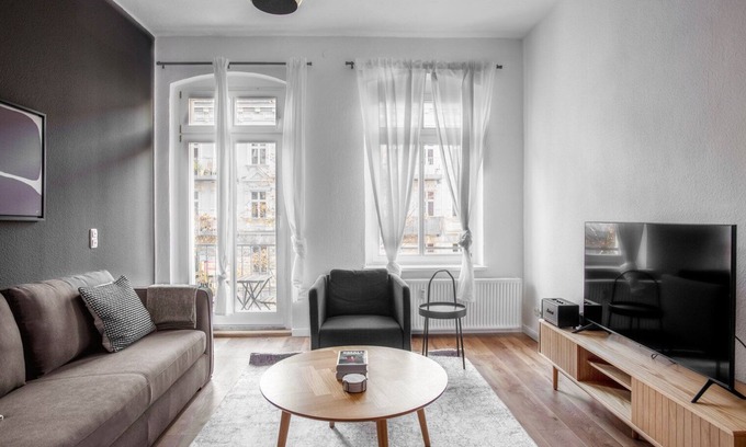 Prenzlauer Berg Apartment | Hip Prenzlauer Berg 2BR nr Volkspark Friedrichshain, by Blueground