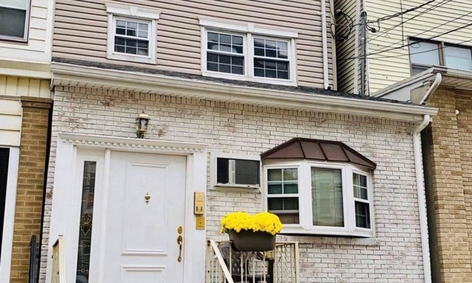 Weehawken House | Hip private Flat in house overlooking Midtown Manhattan in Weehawken