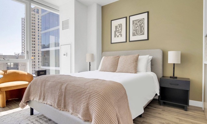 South Loop Apartment | Hip South Loop Studio w/Lounge, Pool & Gym near Grant Park, by Blueground