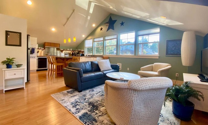Geneva Apartment | Hip & Sunny Lake Whatcom Apartment