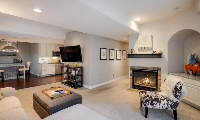 Longmont House | Hip, Upscale Apartment Hot Tub Private Entrancenn