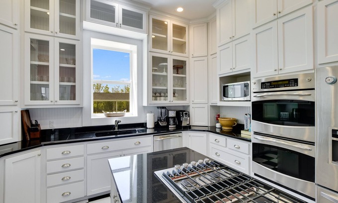 Elgin House | Historic 120 Year-Old Mansion with Pool, Hot Tub, Arcade, Pickleball, and More!