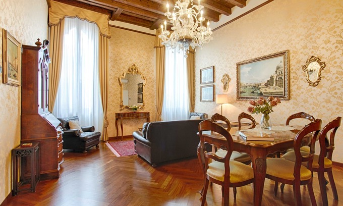 Dorsoduro Apartment | Historic 14th century Luxury Apartment