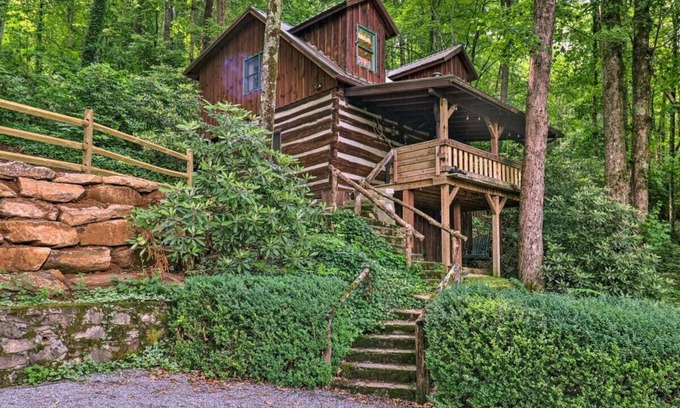 Balsam Cabin | Historic 1850s Log Cabin: Enjoy the holiday season in the Smokies. ❄️☃️❄️