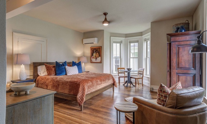 Bristol Apartment | Historic 1880s 1-bedroom Downtown Apartment