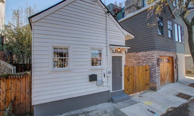 Downtown Charleston Cottage | Historic 1880s Freeman Cottage *5 min to King St
