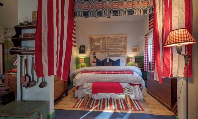 Stonington House | Historic 1900s Ship Smith Cottage. A Patriotic New England Inspiration!