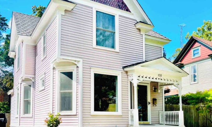 Delavan House | Historic 1901 Victorian · Walk to Downtown · Near Lake Geneva · Sleeps 11!