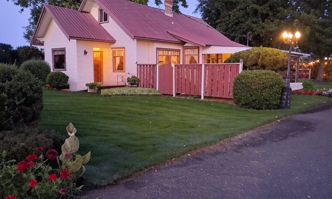 Milton-Freewater Other | Historic 1915 Wine Country Home: 3 Queens, 2 Twins, WiFi & AC, 23 Acres