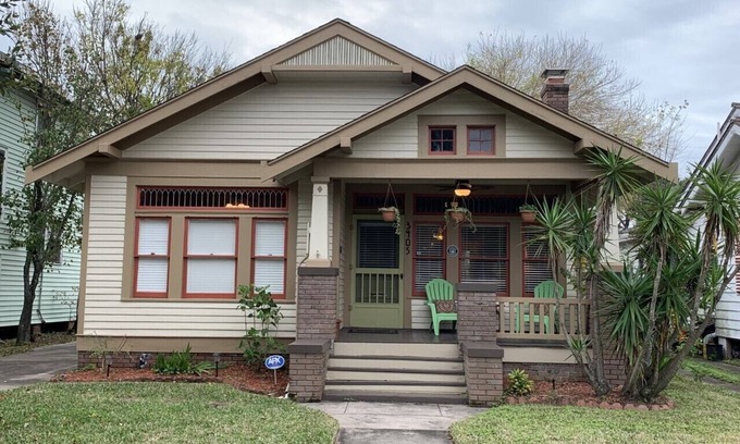 Galveston House | HISTORIC 1924 HOME - DOG FRIENDLY - WALK TO BEACH!